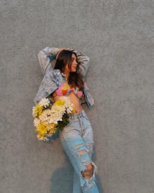 Nikkesha Rangwala Instagram - Thank you God 🌻 ☀️ 🎨 

 
Hair and shot by @azaincoutinho. 

 #summervibes #bikiniseason #magazineaesthetic #demin #sunsetlover #inmyownlane.