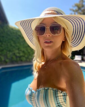 Nikki Osborne Instagram - Blending in with the Greek locals 😂