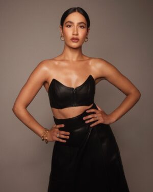 Nikohl Boosheri Instagram - 🖤🕷

Photograph by @kelsey_hale 
Styled by @nataliehoseltonstyle 
Glam by @jentioseco & @thesophiaporter