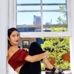 Nikohl Boosheri Instagram - Catching some light and talking beauty with @tina_turnbow for @the.baremag. Link to the interview is in bio ✨💛 makeup/hair/styled by @tina_turnbow ❣️