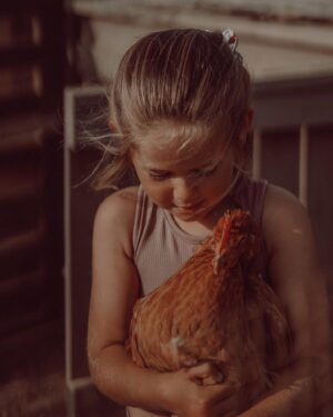 Nikol Moravcová Instagram - Přátelství jedný holky z Letný a jedný kanárský slepice 🐓🫶🏼