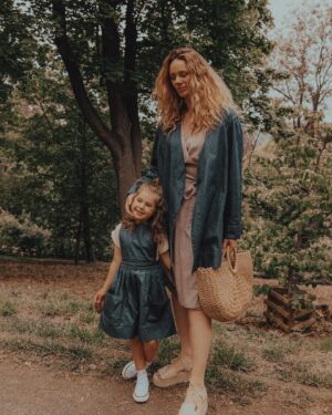 Nikol Moravcová Instagram - Tak "týden slávy" je za náma a teď už zpátky do reality. Tohle jsme totiž taky my. Holky z Letný. Trochu rozcuchaný, trochu zmačkaný. Prostě naše klasický venčení ve Stromovce. 

Focení do @slowfemme s naší milovanou @sankohrasko v sustainable outfitech české výroby @womum.concept. Takhle to dopadne, když se spojí slow fashion & fast shooting 😅Šaty jsou z udržitelnýho přírodního materiálu a jsou variabilní - pro všechny fáze mateřství 🤱🏼 Jestli vás tahle značka zaujala a chcete vědět víc, tak mrkněte na slow femme.com 🫶🏼