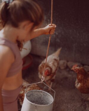 Nikol Moravcová Instagram - Přátelství jedný holky z Letný a jedný kanárský slepice 🐓🫶🏼