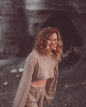 Nikol Moravcová Instagram - Tenhle rok pro mě nebyl tolik zajímavej na pracovní příležitosti a tak jsem měla víc času cestovat, poznávat nový lidi a navazovat vztahy. 

Jedním z nich je třeba přátelství s @earthy_kid, která je sice o 10 let mladší (a tím se teda stala ofiko mojí nejmladší kámoškou), ale její životní styl a drive v klidu dožene naší Jaruna's crew 🧜🏼‍♀️ 

Něco o Kristince... Je to češka s brutálním brněnských přízvukem žijící na Slovensku v domku u jezera, ale většinu roku tráví u oceánu. Má dva psi 🐕🐕 a dvě lamy 🦙🦙. Umí řídit letadlo, surfovat a je lektorkou jógy. Má trochu odstátý uši (to máme společný) a fakt dobrej zadek (to už bohužel společný nemáme🫠). 

Na můj popud uspořádala holčičí jógovej retreat v @lanzarotesurfgarden 🧘🏼‍♀️, kterej se mega povedl a nechala mi na Lanze jejího longa z Bali.🏄🏽‍♀️ Vyměnily jsme si náramky přátelství a od tý doby jsme se sice neviděli, ale nechává mi pořád hlasovky, za který jí jednou zabiju, ale nestíhám odpovídat a tak jsem jí touhle cestou chtěla říct, že jí mám moc ráda a fandím jí. 🫶🏼

Je podle mě důležitý, když se dokážou holky vzájemně podporovat a důkazem toho jsou tyhle fotky, kterýma jsme chtěly podpořit talentovanou @priskini.sk, která dělá fakt boží věci 🫶🏼 #girlpower