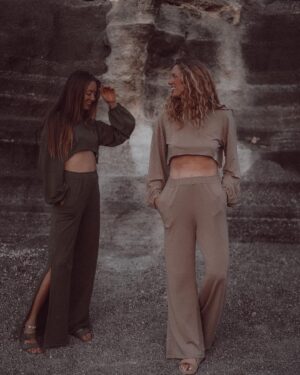 Nikol Moravcová Instagram - Tenhle rok pro mě nebyl tolik zajímavej na pracovní příležitosti a tak jsem měla víc času cestovat, poznávat nový lidi a navazovat vztahy. 

Jedním z nich je třeba přátelství s @earthy_kid, která je sice o 10 let mladší (a tím se teda stala ofiko mojí nejmladší kámoškou), ale její životní styl a drive v klidu dožene naší Jaruna's crew 🧜🏼‍♀️ 

Něco o Kristince... Je to češka s brutálním brněnských přízvukem žijící na Slovensku v domku u jezera, ale většinu roku tráví u oceánu. Má dva psi 🐕🐕 a dvě lamy 🦙🦙. Umí řídit letadlo, surfovat a je lektorkou jógy. Má trochu odstátý uši (to máme společný) a fakt dobrej zadek (to už bohužel společný nemáme🫠). 

Na můj popud uspořádala holčičí jógovej retreat v @lanzarotesurfgarden 🧘🏼‍♀️, kterej se mega povedl a nechala mi na Lanze jejího longa z Bali.🏄🏽‍♀️ Vyměnily jsme si náramky přátelství a od tý doby jsme se sice neviděli, ale nechává mi pořád hlasovky, za který jí jednou zabiju, ale nestíhám odpovídat a tak jsem jí touhle cestou chtěla říct, že jí mám moc ráda a fandím jí. 🫶🏼

Je podle mě důležitý, když se dokážou holky vzájemně podporovat a důkazem toho jsou tyhle fotky, kterýma jsme chtěly podpořit talentovanou @priskini.sk, která dělá fakt boží věci 🫶🏼 #girlpower