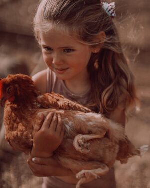 Nikol Moravcová Instagram - Přátelství jedný holky z Letný a jedný kanárský slepice 🐓🫶🏼