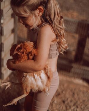Nikol Moravcová Instagram - Přátelství jedný holky z Letný a jedný kanárský slepice 🐓🫶🏼