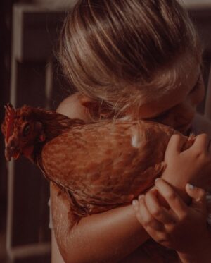 Nikol Moravcová Instagram - Přátelství jedný holky z Letný a jedný kanárský slepice 🐓🫶🏼