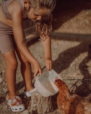 Nikol Moravcová Instagram - Přátelství jedný holky z Letný a jedný kanárský slepice 🐓🫶🏼