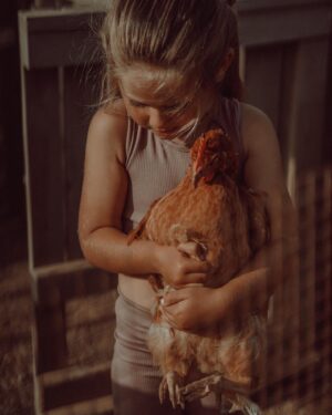 Nikol Moravcová Instagram - Přátelství jedný holky z Letný a jedný kanárský slepice 🐓🫶🏼