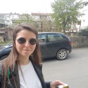 Nil Günal Instagram - Ülkemiz için, hepimiz için mutlu bayramlar 🍭🍬🍫 Sevdiklerimizle, gönlümüzce, doyasıya, neşe dolu bayramlar geçirmemiz dileğiyle... Tüm hayatımız bayramlar gibi olsun inşallah 😊🙏