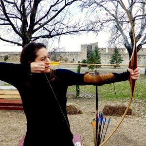 Nil Günal Instagram - Fakat iyi atarım 😜 🎯
#atıcı #okçuluk #tarihi #kale #eğlence #spor  #oyunculuk #oyuncu #belgrade #travel #traveler #enjoying #archery #historical #historyofacting #actress🎬 #castle