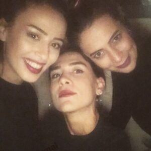 Nil Günal Instagram - Nereden başlayacağımı bilemedim ama bu iki güzel kadın bugün doğmuş.. iyiki tanıdım, çooookkk sevdim, karşılıklı oynamaktan büyük keyif aldığım canlar bunlar... Hem güzel olup, hem yetenekli olup bu kadar iyi kalabilmek zordur bu hayatta... Bu da benim şansım... Hep var olun, birlikte nice güzel işler, nice güzel günler geçirelim hep birlikte... Anılarımız olsun hep iyikili... çok seviyorum, çooookkkk 😚😍🙏💟💞💝🎂🎂🎉✨🎇🎆🎈