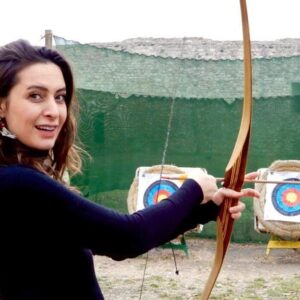 Nil Günal Instagram - Fakat iyi atarım 😜 🎯
#atıcı #okçuluk #tarihi #kale #eğlence #spor  #oyunculuk #oyuncu #belgrade #travel #traveler #enjoying #archery #historical #historyofacting #actress🎬 #castle