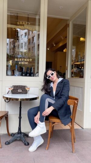 Nila Fırat Instagram - Sunday 😍

Blazer ceket @justestore 💙 

Güneş gözlüğü @gulertakigalerisii 🤎

#reklam