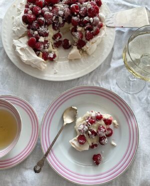 Nila Fırat Instagram - Pavlova sever misiniz? 🍓 
__________________________
@vasergeeva #pavlovacake