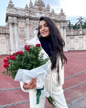 Nila Fırat Instagram - In joy or sadness flowers are our constant friends. ❤️

1, 2, 3, 4, 5, 6, 7  kaydırmalııııı 👻 #kokinaçiçeği