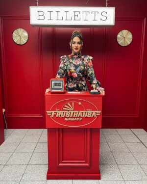 Nilam Farooq Instagram - Gestern gabs wieder n Ticket für die Frusthansa. Und eigentlich gibt es damit nur noch zwei richtige Chancen. Halbzeit!!! #WSMDS