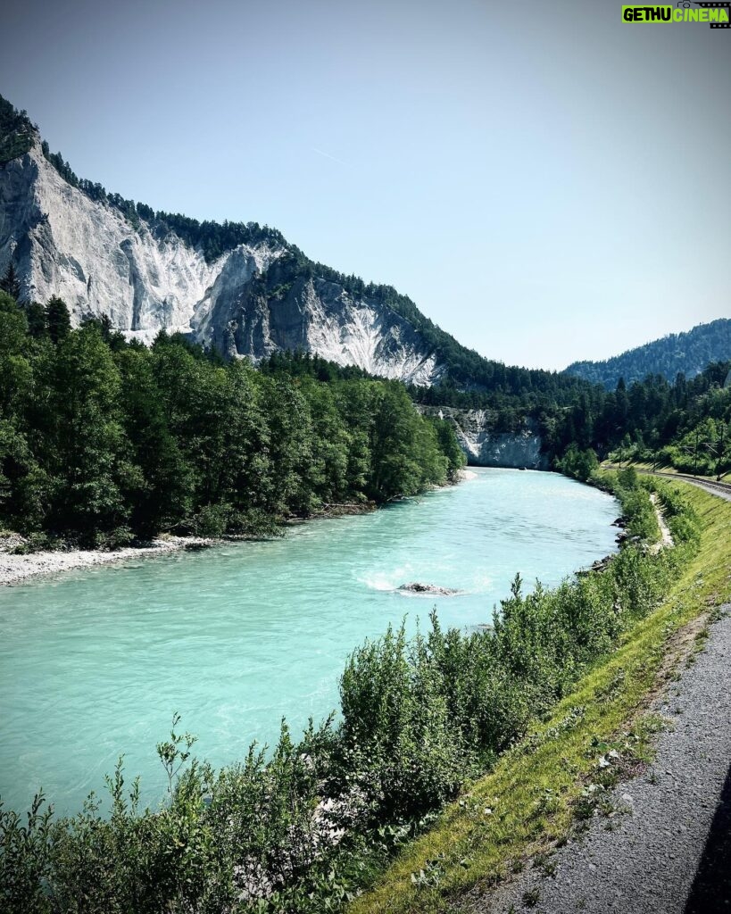 Nilam Farooq Instagram - anzeige Swiss photo dump 🇨🇭 1-3 Nostalgie Zug gefahren 🤩 4-5 Blumen bei schönster Wanderung gepflückt 💐 6-7 Glacier-Express genossen 🛤 Ihr findet jetzt auch ein Schweiz Highlight vom Trip auf meinem Profil, wo ihr quasi nochmal mitreisen könnt. Schon gesehen? :) #VERLIEBTindieSCHWEIZ