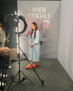 Nilam Farooq Instagram - ✨Appreciation Post für Klamotte und Styling ✨dankkeee @julianepolak fürs schüpsch machen, jedes Mal. 💋 Und jetzt die Frage aller Fragen: Kleid ist von @aligne Schuhe @ganni Schmuck @maanesten 👗- mein Herz ist erfüllt von euren Nachrichten und einer unglaublichen Quote!!! Danke!!! Es war soooo verdammt knapp. Damn, war das knapp. 😅