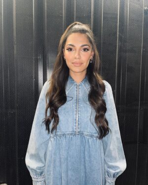 Nilam Farooq Instagram - ✨Appreciation Post für Klamotte und Styling ✨dankkeee @julianepolak fürs schüpsch machen, jedes Mal. 💋 Und jetzt die Frage aller Fragen: Kleid ist von @aligne Schuhe @ganni Schmuck @maanesten 👗- mein Herz ist erfüllt von euren Nachrichten und einer unglaublichen Quote!!! Danke!!! Es war soooo verdammt knapp. Damn, war das knapp. 😅