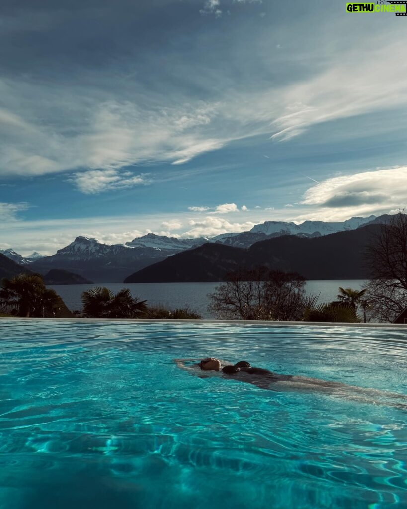 Nilam Farooq Instagram - Nichts kann die Schönheit und die Grausamkeit des vergangenen Jahres beschreiben. Ich wünsche euch ein glückliches und gesundes 2024 von diesem wunderschönen Ort in der Schweiz. 🤍 @alexander_gerbi_hotels