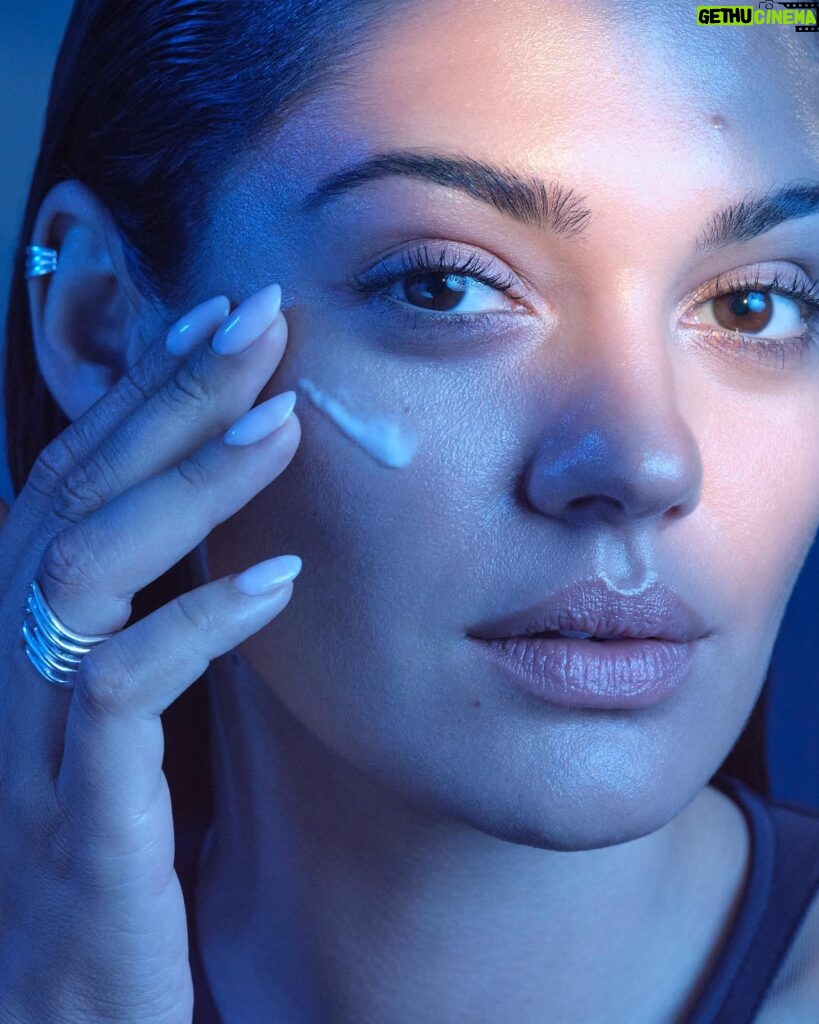 Nilam Farooq Instagram - anzeige So eine schöne Kampagne zum neuen Blue Retinol Night Serum von @biotherm - ich freue mich das Gesicht dafür sein zu dürfen. 💙 #blueretinol