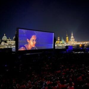 Nilam Farooq Instagram - 2000 Leute in Dresden beim Open Air Kino… ihr glaubt gar nicht wie das mein Herz berührt. Habt ihr den Film mittlerweile irgendwo sehen können? #contra #freiluftkino