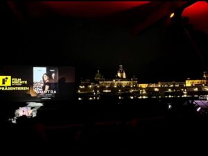 Nilam Farooq Instagram - 2000 Leute in Dresden beim Open Air Kino… ihr glaubt gar nicht wie das mein Herz berührt. Habt ihr den Film mittlerweile irgendwo sehen können? #contra #freiluftkino