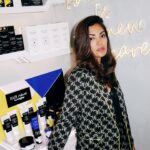 Nilam Farooq Instagram – anzeige
🧖🏼‍♀️💙… when in munic with @hairrituelbysisley and @lottermannfuentes … in fact, i never wanted to wash my hair again after my treatment … ! 😎#hairrituelbysisley