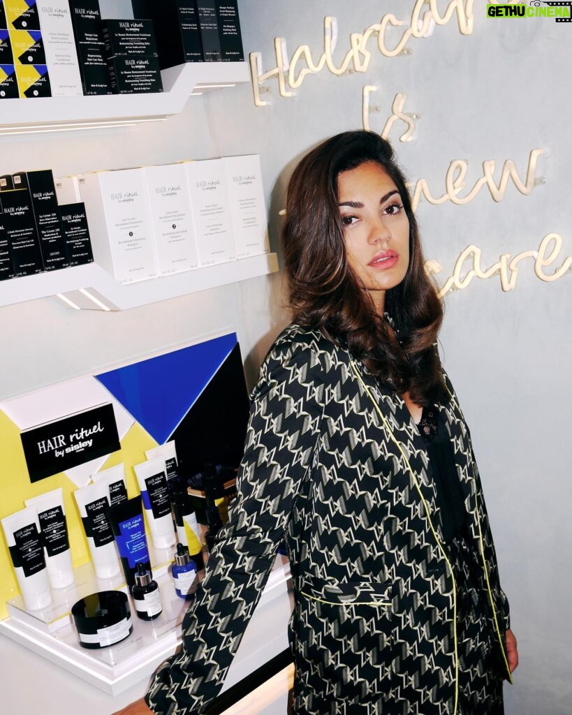 Nilam Farooq Instagram - anzeige 🧖🏼‍♀️💙… when in munic with @hairrituelbysisley and @lottermannfuentes … in fact, i never wanted to wash my hair again after my treatment … ! 😎#hairrituelbysisley