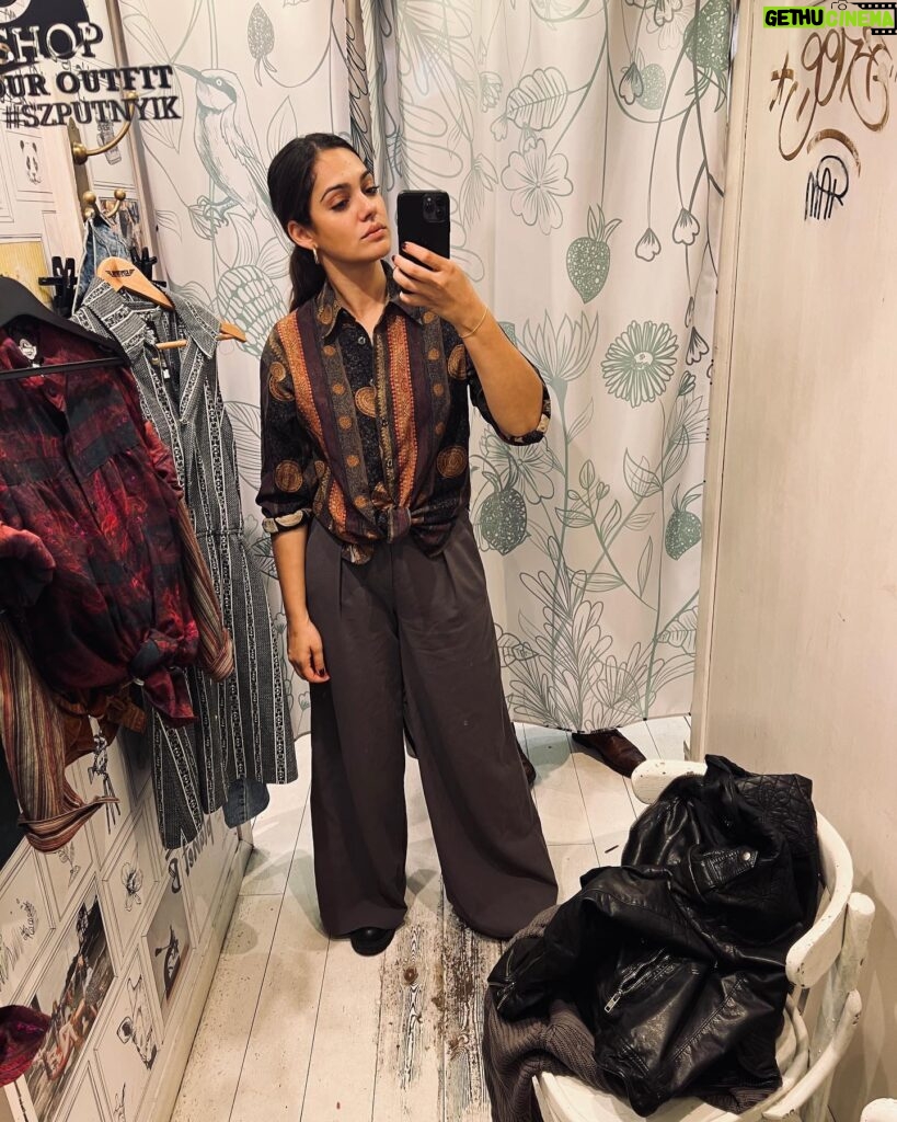 Nilam Farooq Instagram - Budapest dump. 1 szimpla kert 2 danube night cruise 3 market hall freak 4 hungarian specialities 5 thriftstoreing 6 kürtöskalács workshop 7 airbnb gone wrong 8 miles in budapest 9 best wine tasting 10 beer spa