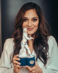 Nilam Farooq Instagram - ✨ BAYERISCHER FILMPREIS ✨ als beste Hauptdarstellerin für „Contra“ - unglaublich... im Leben hätte ich mir diese Auszeichnung nicht erträumt... bin unendlich dankbar. PS: Die ausgefallene After Show fordere ich hiermit offiziell ein, sobald wie wieder möglich, bitte - habe da was zu feiern!!!! ✨✨✨