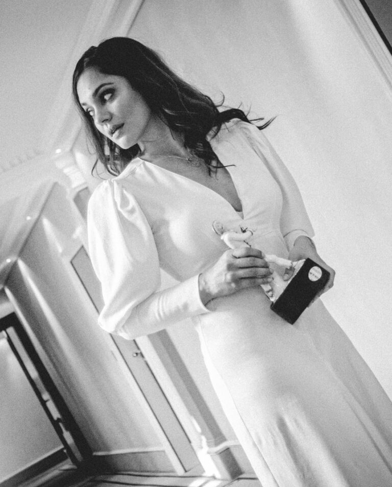 Nilam Farooq Instagram - ✨ BAYERISCHER FILMPREIS ✨ als beste Hauptdarstellerin für „Contra“ - unglaublich... im Leben hätte ich mir diese Auszeichnung nicht erträumt... bin unendlich dankbar. PS: Die ausgefallene After Show fordere ich hiermit offiziell ein, sobald wie wieder möglich, bitte - habe da was zu feiern!!!! ✨✨✨