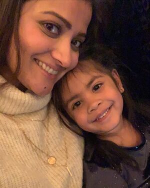 Nimisha Mehta Instagram - My not-so-little button turns 4 today 💝 Happy Birthday Reeva!!! You’ve grown into a sassy, sensitive and caring little girl who has the power to instantly light up a room. I’m so lucky to have you in my life! I wonder where she’s learnt how to pose like that 🤭 #niecelove