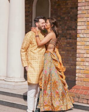 Nimisha Mehta Instagram - The Golden Hour 💛 Pithi & Mandvo, Day 2 

📸 @shivaniphotography 

#Haldi #PithiCeremony #HinJewWedding