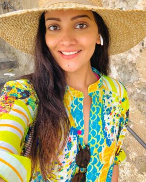 Nimisha Mehta Instagram - Fill your life with majestic colours everywhere you go 💚💛💙 #Positano #ColourfulLife