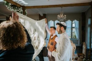 Nimisha Mehta Instagram - This year started with this beautiful wedding of @nimisha_mehta and @sol.mehta_slade . A Hindu and Jewsish wedding ceremony took place under a Mandap/ chuppah created by @sai_mandaps .
.
.
.
Supper suppliers list
@themaninthered_coat 
@natashaelouisemua 
@binitabhudia 
@snkfoods 
@cake.makes 
@vasudevmehta 
@divinemusiquk 
@beat_evolution 
@offleyplace