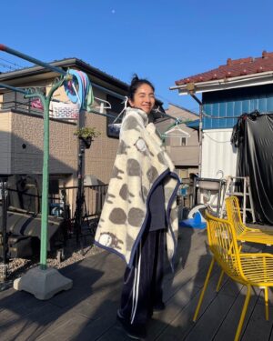 Nimura Sawa Instagram - 11月です。
満開の向日葵が咲いている11月上旬。
今年は気持ちの良い秋を長く堪能できた気がします。
秋は花粉症が辛い仁村です。
季節の変わり目なので皆様お身体気をつけて、、🍂

そして！
11月7日に情報解禁されました。

ドラマ「SHUT UP」

仁村は主人公の田島由希役で参加させて頂くことになりました。
現場は皆さんおもろくてカッコよくて刺激的エブリデイです。

クライムサスペンス💰
ドキドキハラハラ、かっけードラマができそうなのです。
貧しい暮らしをしている4人、自分たちなりの正義を持って、さまざまな問題に立ち向かっていきます。
悩んで、助け合って、もがきながらも前に進んでいく4人を見守って頂けると嬉しいです。

「 #SHUTUP 」はテレビ東京にて
12月4日月曜よる11時06分からスタート。
宜しくお願い致します！

#莉子 #片山友希 #渡邉美穂 🫶🏻
#仁村紗和

監督は #児山隆 さん #進藤丈広 さん 🎬