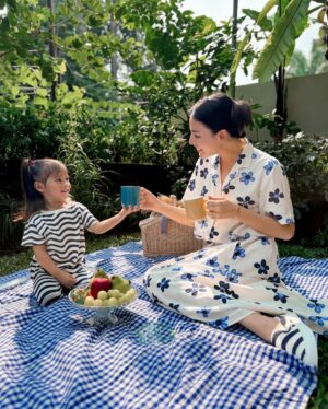 Nina Kozok Instagram - Unforgetable summer picnics with my little one. Wearing the limited edition collection by UNIQLO x Marimekko. Bold colors and motifs that are easy to mix and match. This collection launches today in all UNIQLO stores and online at UNIQLO.COM

@uniqloindonesia #UNIQLOxMarimekko
#UNIQLOIndonesia