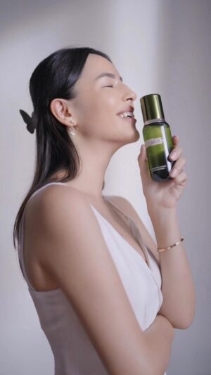 Nina Kozok Instagram - skin minimalism ✨ The Treatment Lotion by La Mer has helped transform my skin. My skin looks brighter, more plump and my pores are a lot less visible. I especially love it on days where I don’t have much time to do a full skincare regimen as it acts as an essence, serum & moisturizer all in one.

#LaMerID #LoveLaMer