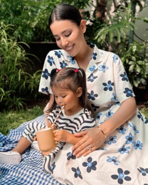 Nina Kozok Instagram - Unforgetable summer picnics with my little one. Wearing the limited edition collection by UNIQLO x Marimekko. Bold colors and motifs that are easy to mix and match. This collection launches today in all UNIQLO stores and online at UNIQLO.COM

@uniqloindonesia #UNIQLOxMarimekko
#UNIQLOIndonesia