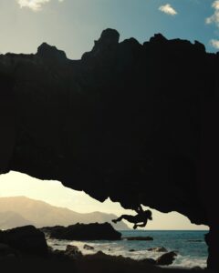 Nina Williams Instagram - “Outdoor athlete” : people who recreate in and around this amazing place we call Earth. @freaksofnature___ is the first skincare brand designed specifically with the outdoor athlete in mind. I’m partnering with Freaks of Nature because I am passionate about how we, as outdoor athletes, think about our future. Skincare is a small step in the broader direction of sustainability - how are we protecting our planet AND our bodies? How can we do the things we love in ways that take care of ourselves AND the world around us? These questions don’t have to be exclusive of each other as we think 5, 10, 20 years ahead. @freaksofnature___ meets the standards for high quality skin care: dermatologist tested, vegan, fragrance & cruelty free. It is also Reef Safe per the Hawaii Reef Compliant Act, packaged in 100% recycled ocean bound plastics, and contains zero microplastics in of itself. This brand’s commitment to the planet alongside a quality product makes me confident in supporting their mission. Plus, it really does feel good on the skin 😌 📸 @cole_barash @dirtyprettyproductions #freaksofnature