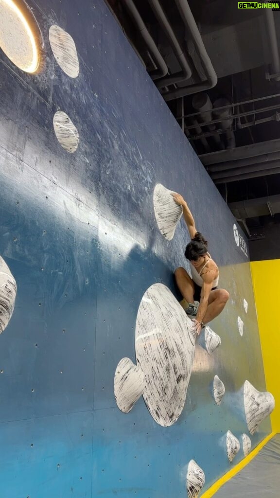 Nina Williams Instagram - Fun slab from earlier this week in Shanghai 🇨🇳 I’ll be recovered from the jet lag just in time for departure 😅 @thenorthface @thenorthface_climb @scarpana #climbing #bouldering