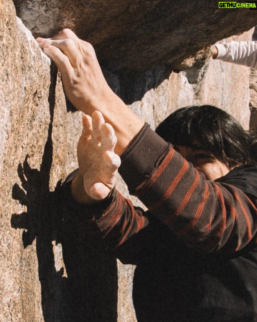 Nina Williams Instagram - chisel tip ⚒️ appreciation post (found more mitt pics 🤚🏼) the bouldering obsession is back and it feels so good. 📸 @bobbysorich @thenorthface @thenorthface_climb @organicclimbing @scarpana #climbing #bouldering