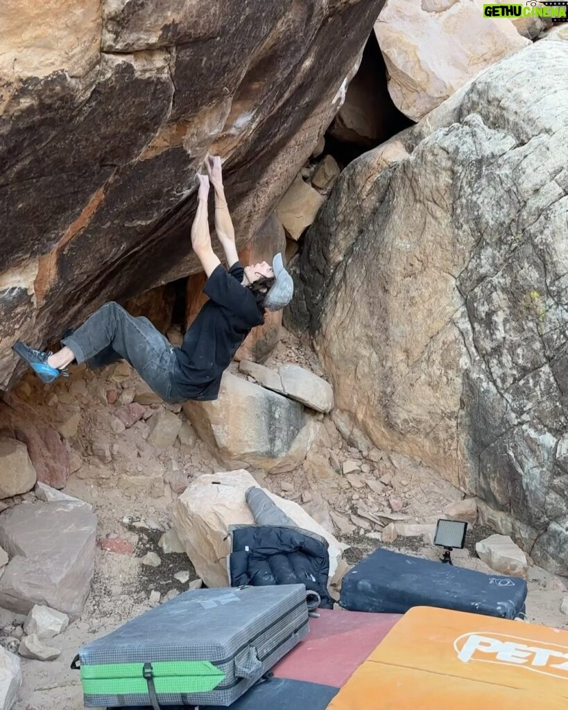 Nina Williams Instagram - Vegas thus far. The gang tryin hard, falling off, getting back on again. #bouldering 📸 9 @jordi.llauvi @thenorthface_climb @scarpana @organicclimbing 🙌🏼