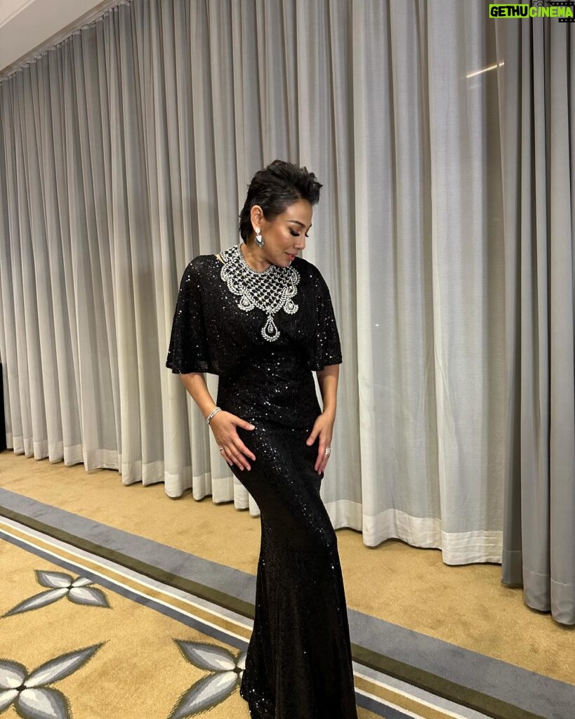 Ning Baizura Instagram - Happy Birthday sayangku @rizman.n Semoga Panjang Umur Murah Rezeki dipermudahkan segala urusan Amin Amin YRA Make up & hair : @fendyafandii Clad in : @rizmanruzaini Jewels : @bvlgari (personal collection)