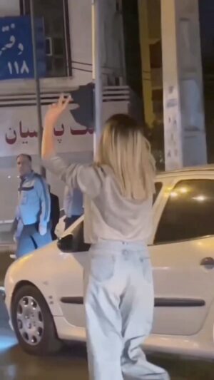 Niousha Noor Instagram - 𝐁𝐑𝐀𝐕.𝐄𝐑.𝐘 
/ˈbrāv(ə)rē/
𝑛𝑜𝑢𝑛
  look up Iranian women

شجاعت يعنی اين 🤯
#زن_زندگی_آزادی