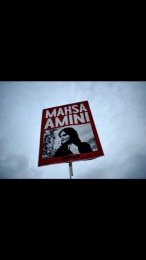 Niousha Noor Instagram - Hi. 

It's been 40 days since Mahsa Amini's death. 

Update: This is now a revolution.
A revolution led by young girls and students.

Rest in power Mahsa Zhina Amini. 

مهسا ژينا امینی. اسم تو رمز شد.
 
#زن_زندگی_آزادی 
#مهسا_امینی

💚🤍♥️