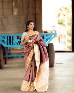Niranjani Ashokan Instagram - It is up to you to see the beauty of everyday things✨

.
.

HMU: @smokey_makeupbar_ 
Photography: @studio_d_weddings 
Saree: @sevvisilks 
Blouse: @deepa_design 
Jewellery: @smokey_bridaljewelry 

#niranjaniashokan #makarasankranti #maghi #happypongal #festival #january #blessed #silksaree #temple